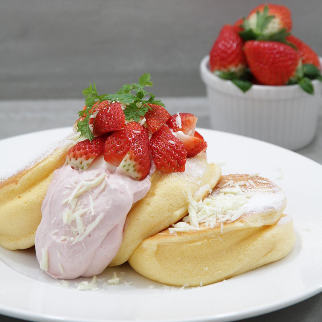 国産いちごたっぷりのいちごショートパンケーキ 幸せのパンケーキリゾート 淡路島 カフェ テラス
