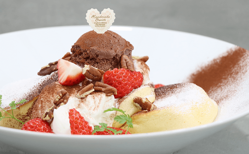 冬のイチゴとチョコレートのパンケーキ フランボワーズソース添え